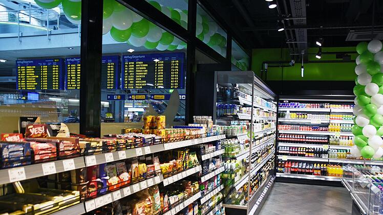 Neuer Einkaufsmarkt am Airport Nürnberg: der Rewe To Go in der Abflughalle 2. Foto: Airport Nürnberg / Jan Beinßen