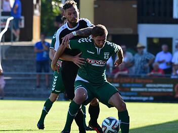Maximilian Zang (vorne) im Zweikampf mit Tobias Herzner  vom SC Eltersdorf. Foto: Archiv