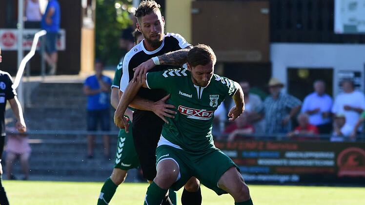Maximilian Zang (vorne) im Zweikampf mit Tobias Herzner  vom SC Eltersdorf. Foto: Archiv