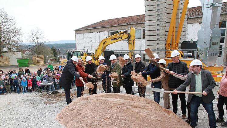 Vor einem Jahr fand der symbolische Spatenstich für die Sanierung der Schule statt.  Foto: Erlwein/Archiv