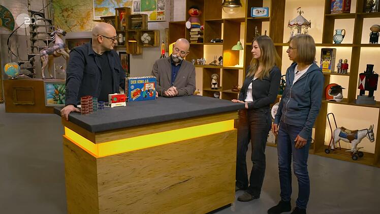 Was den Händler zur Einladung animierte? Ein Spielzeug mit Seltenheitswert! Annette (rechts) und ihre Tochter Linda stellten großes Kino in Miniaturformat vor.