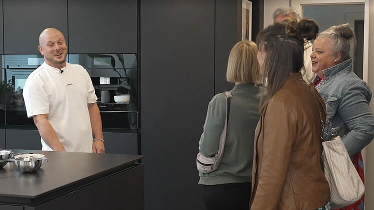 Black Beauty: Julians Gäste sind von seiner Profi-Küche begeistert.