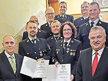 Ehrung f&uuml;r 25 Jahre Feuerwehrdienst (im Bild vorn v.l.): B&uuml;rgermeister Franz Uome, Christoph Sokol, Christian Will, Carolin M&auml;hringer, Landrat Klaus Peter S&ouml;llner, (hinten v.l.) Oswald Knarr, Mathias Brendel, Kreisbrandmeister Michael Hain, Pascal...