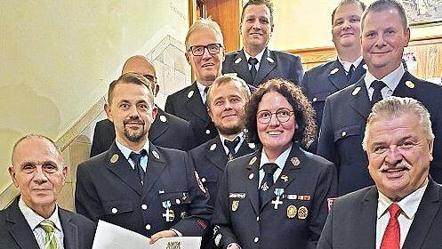 Ehrung f&uuml;r 25 Jahre Feuerwehrdienst (im Bild vorn v.l.): B&uuml;rgermeister Franz Uome, Christoph Sokol, Christian Will, Carolin M&auml;hringer, Landrat Klaus Peter S&ouml;llner, (hinten v.l.) Oswald Knarr, Mathias Brendel, Kreisbrandmeister Michael Hain, Pascal...