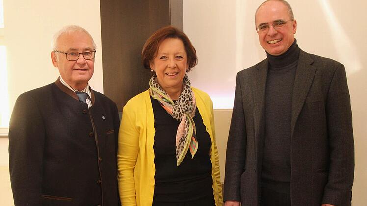 Bei der Meisterauszeichnung (von links) Landrat Rudolf Handwerker, Bezirksrätin Karin Renner und Schulleiter Dr. Oliver Dünisch