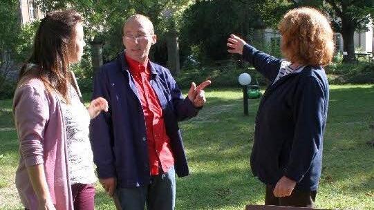 Was sol als nächstes erledigt werden? Matthias Martin bespricht's mit Maria Stingl (rechts), mit dabei Coach Nicole Strätz