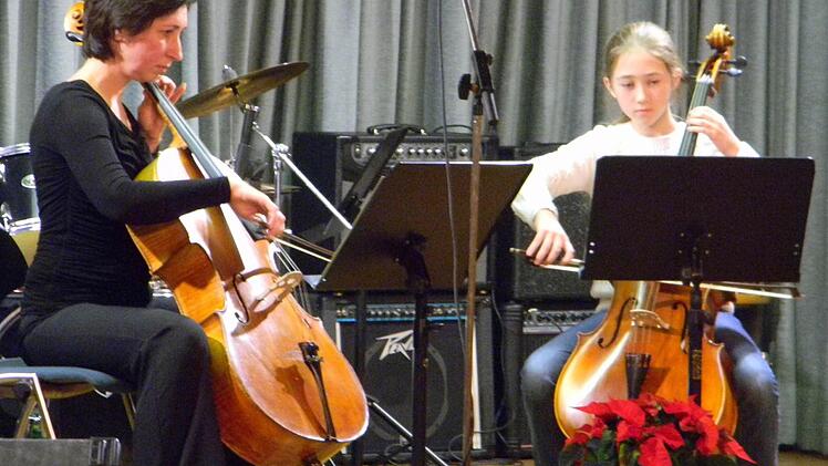 Olena Wanka und Hajni Graf spielten Cello.
