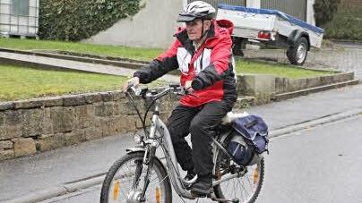 Es regnet leicht und es ist windig. Davon lässt sich Erich Heß nicht abhalten. Er startet zu einer etwa 25 Kilometer langen Fahrradtour rund um Ebern. Foto: Helmut Will