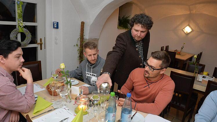 Oliver Götz vom Marco-Getränkemarkt half mit beim Ausschenken.