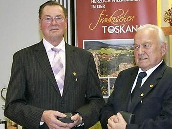 Die mit der B&uuml;rgermedaille geehrten Klemens Neundorfer und Franz Milsch (rechts)