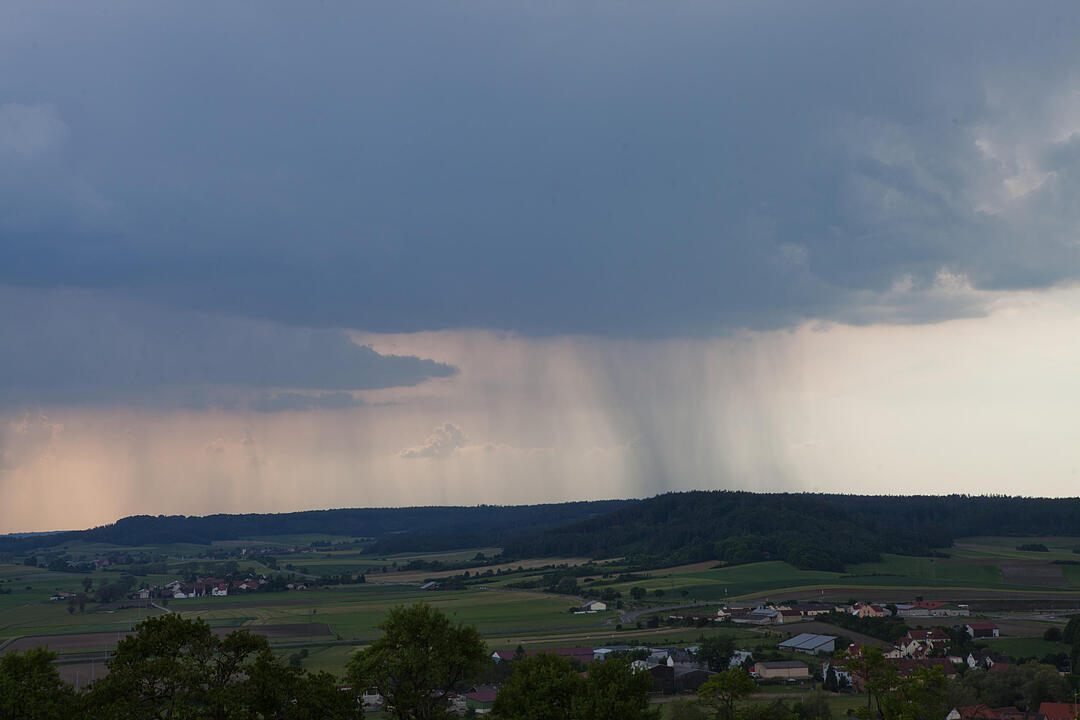 Gewitter entladen sich aus kilometerhohen WolkentŸrmen - Beeindruckende Blitzshow die gesamte Nacht durch - Schafe suchen vor Gewitter und Starkregen Schutz