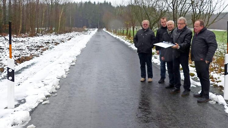 Der Neubau der Gemeindeverbindungsstraße von Hüttenbach nach Hetzenhof schreitet voran. Bei einem Ortstermin überzeugten sich (von links) Bernhard Korkisch von der Firma STK, Christian Heiß vom Planungsbüro IBP, VG-Geschäftsstellenleiter Michael Laaber, Lothar Winkler vom Amt für Ländliche Entwicklung und Bürgermeister Werner Burger vom Fortgang des Projekts. Foto: Klaus-Peter Wulf
