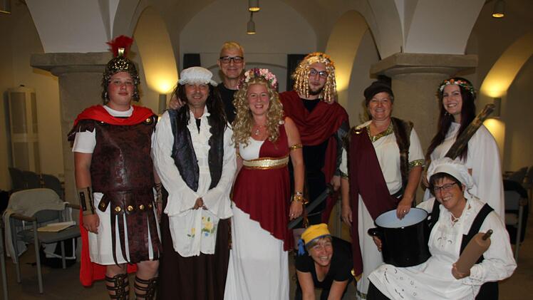 Das Theaterteam (von links): Marlon Wurzbacher, Rico Wurzbacher, Regisseur Daniel Leistner, Manja Hünlein, Jan Welsch,  Gerti Wurzbacher, Evi Heyder, Julia Knauer, Astrid Vetter.