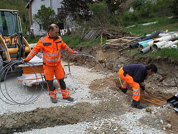 Stefan Dietsch und Peter Geck verlegen bereits Glasfaserleerrohre in Burggrub. Foto: Carmen Schwind