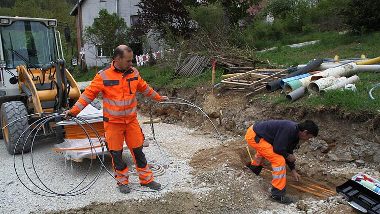 Stefan Dietsch und Peter Geck verlegen bereits Glasfaserleerrohre in Burggrub. Foto: Carmen Schwind