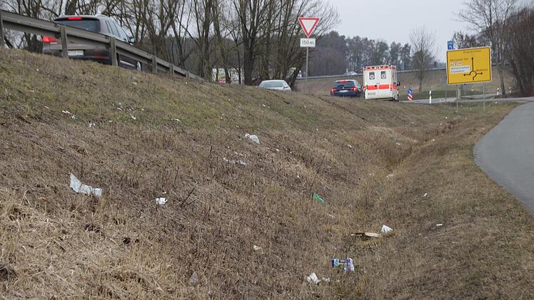Muss das sein? Unübersehbar ist der Unrat im Graben an der Schönwetterstraße, der achtlos aus Autos fliegt.  Foto: Andreas Dorsch
