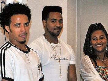 Atsedemariam Shumet (Zweite v. r.) mit ihren Freunden erz&auml;hlte vom Leben in Eritrea. Foto: privat