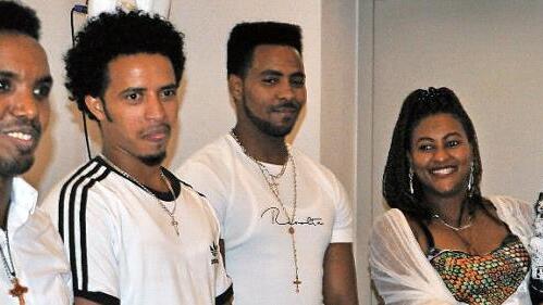 Atsedemariam Shumet (Zweite v. r.) mit ihren Freunden erz&auml;hlte vom Leben in Eritrea. Foto: privat