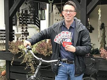 So kennen ihn die Mitwitzer Bürger bereits: Seit Anfang Oktober 2019 hat SPD-Bürgermeisterkandidat Oliver Kern alle Haushalte, oftmals mit seinem Fahrrad, besucht. Foto: Veronika Schadeck