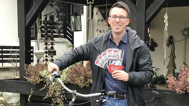 So kennen ihn die Mitwitzer Bürger bereits: Seit Anfang Oktober 2019 hat SPD-Bürgermeisterkandidat Oliver Kern alle Haushalte, oftmals mit seinem Fahrrad, besucht. Foto: Veronika Schadeck