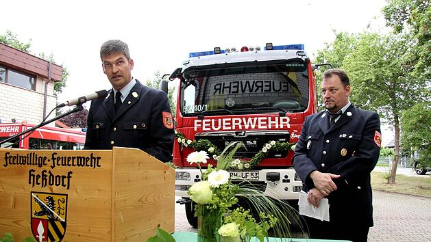 Kreisbrandrat Matthias Rocca (links, bei einer Fahrzeugweihe im vergangenen Jahr in He&szlig;dorf) wurde in seinem Amt best&auml;tigt.  Foto: Richard S&auml;nger