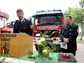 Kreisbrandrat Matthias Rocca (links, bei einer Fahrzeugweihe im vergangenen Jahr in Heßdorf) wurde in seinem Amt bestätigt.  Foto: Richard Sänger