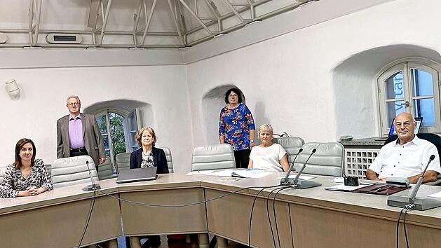 Michaela Wedel (Finanzen), Günter Schulz (Revisor), Elke Kind (Schriftführerin), Ute Salzner (Revisorin), Anita Wedel (1. Vorsitzende) und Hans-Joachim Laugwitz (2. Vorsitzender, v. l.) bilden den Vorstand des Höchstadter Hospizvereins. Foto: privat