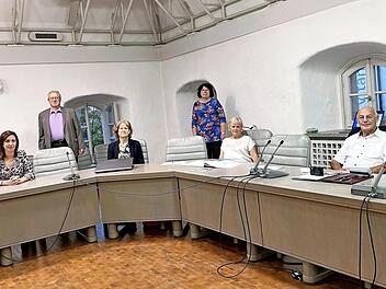 Michaela Wedel (Finanzen), Günter Schulz (Revisor), Elke Kind (Schriftführerin), Ute Salzner (Revisorin), Anita Wedel (1. Vorsitzende) und Hans-Joachim Laugwitz (2. Vorsitzender, v. l.) bilden den Vorstand des Höchstadter Hospizvereins. Foto: privat
