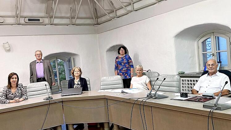 Michaela Wedel (Finanzen), Günter Schulz (Revisor), Elke Kind (Schriftführerin), Ute Salzner (Revisorin), Anita Wedel (1. Vorsitzende) und Hans-Joachim Laugwitz (2. Vorsitzender, v. l.) bilden den Vorstand des Höchstadter Hospizvereins. Foto: privat