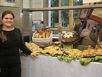 Elvira Springer vor ihrem Präsentationstisch auf dem bayerischen Landeswettbewerb. Foto: Marianne Wagner