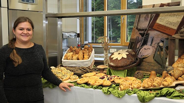 Elvira Springer vor ihrem Präsentationstisch auf dem bayerischen Landeswettbewerb. Foto: Marianne Wagner
