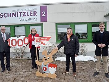 Spendenübergabe der Firma Schnitzler an "1000 Herzen für Kronach". Von links Werner Beuerlein (geschäftsführender Gesellschaft), Claudia Weigelt (Gesellschafterin und Prokuristin), Gerhard Burkert-Mazur, Fabian Burkert-Mazur (beide von "1000 Herzen").  Foto: K.-H. Hofmann