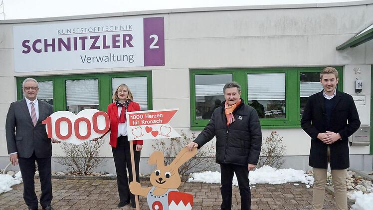 Spendenübergabe der Firma Schnitzler an "1000 Herzen für Kronach". Von links Werner Beuerlein (geschäftsführender Gesellschaft), Claudia Weigelt (Gesellschafterin und Prokuristin), Gerhard Burkert-Mazur, Fabian Burkert-Mazur (beide von "1000 Herzen").  Foto: K.-H. Hofmann