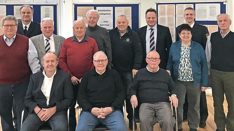 Im Rahmen eines Empfangs erinnerten die ehemaligen Polizisten zusammen mit OB Ingo Lehmann (4. v. r., stehend) und Petra Arnold vom Ordnungsamt (3. v. r. stehend) sowie Kulmbachs Polizeichef Peter Hübner (2. v. l., stehend) und dessen Stellvertret...