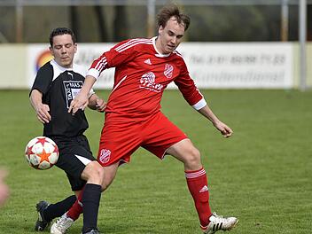 Hemhofen (rote Trikots) spielte fast eine Stunde in Überzahl, fand aber kein Mittel, sich gegen die Niederlage zu stemmen. Foto: Picturedreams
