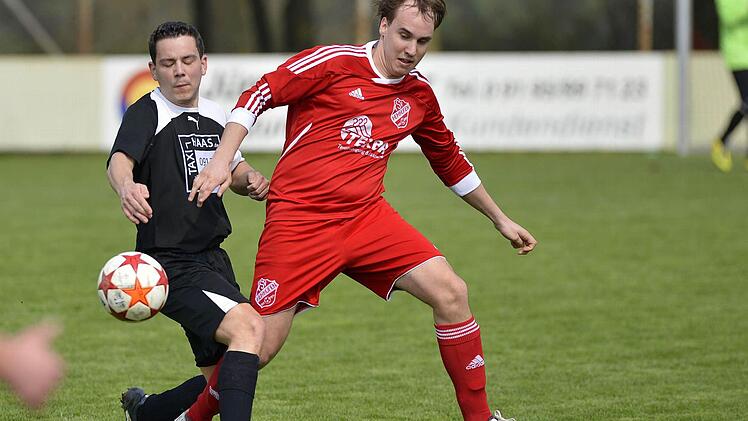 Hemhofen (rote Trikots) spielte fast eine Stunde in Überzahl, fand aber kein Mittel, sich gegen die Niederlage zu stemmen. Foto: Picturedreams