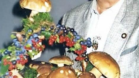 Peter Trinkwalter sammelt gerne Pilze. Das Bild zeigt ihn mit einem herrlich dekorierten Korb.
