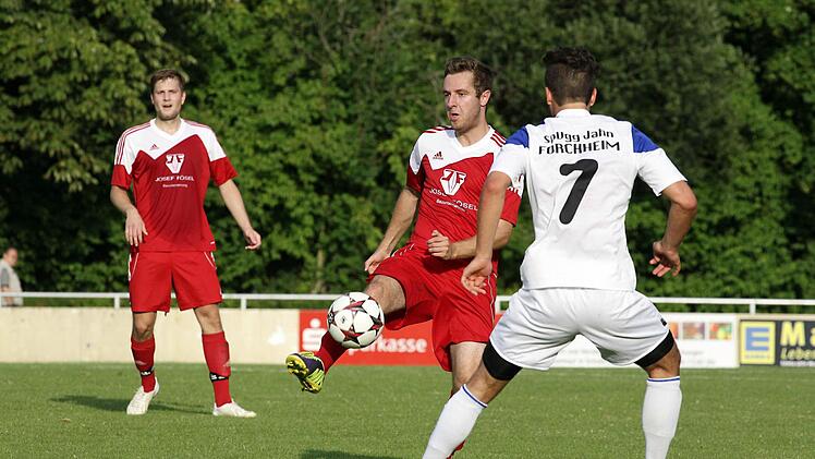 Thomas Roas belauert seinen Memmelsdorfer Gegner.  Foto: sportpress