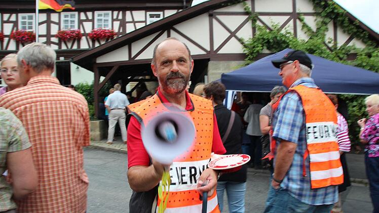 Pfarrer Eckardt Kollmer geht voran.