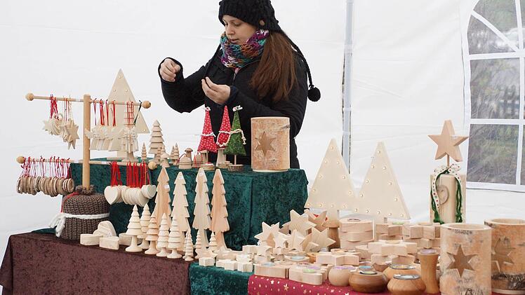 Kunsthandwerk auf de Weihnachtsmarkt.  Foto: Anton Then