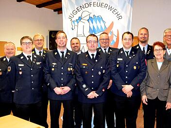 Ehrennadeln in Silber und Gold erhielten sieben Feuerwehrmänner, die sich um die Jugendarbeit in den Wehren des Landkreises verdient gemacht haben. Mit zu den Gratulanten gehörten stellvertretende Landrätin Monika Horcher, Bürgermeister Reimar Glückler, Bezirksjugendwart Thomas Grimmer und Kreisbrandmeister Thomas Eyrich. Fotos: Peter Rauch