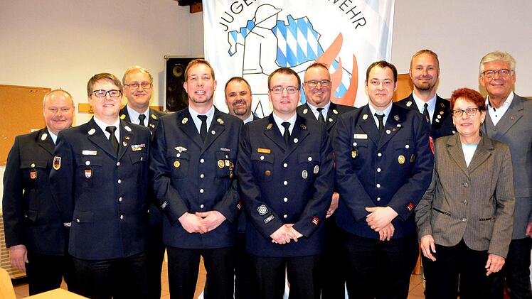 Ehrennadeln in Silber und Gold erhielten sieben Feuerwehrmänner, die sich um die Jugendarbeit in den Wehren des Landkreises verdient gemacht haben. Mit zu den Gratulanten gehörten stellvertretende Landrätin Monika Horcher, Bürgermeister Reimar Glückler, Bezirksjugendwart Thomas Grimmer und Kreisbrandmeister Thomas Eyrich. Fotos: Peter Rauch