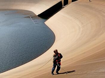 So ähnlich wie die größte Badewanne Thüringens, das Becken des Pumpspeicherwerkes Goldisthal, kann man sich den See vorstellen.  Foto: dpa