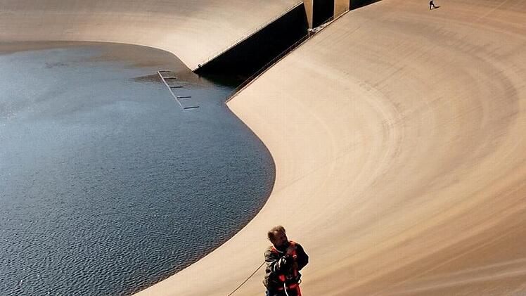 So ähnlich wie die größte Badewanne Thüringens, das Becken des Pumpspeicherwerkes Goldisthal, kann man sich den See vorstellen.  Foto: dpa