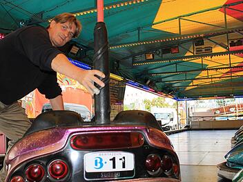 Heiko Perz schiebt die 250 Kilo schweren Autos in Reih und Glied. Seit 25 Jahren ist er in Lichtenfels zu Gast. Foto: Dominic Buckreus
