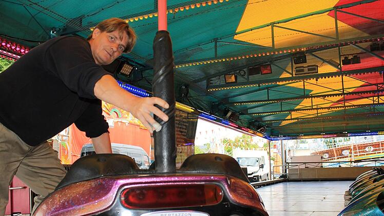 Heiko Perz schiebt die 250 Kilo schweren Autos in Reih und Glied. Seit 25 Jahren ist er in Lichtenfels zu Gast. Foto: Dominic Buckreus