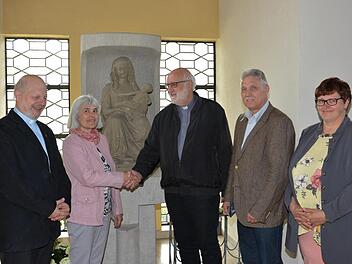 Diakon Michael Sell (von links) freute sich mit Ute Weissenberger (Vorsitzende Pfarrgemeinderat). Es gratulierten außerdem Pfarrer Stephan Hartmann, Kirchenpfleger Matthias Lang und Andrea Hartmann (stellvertretende Pfarrgemeinderatsvorsitzende).Björn Hein