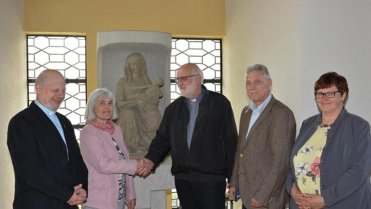 Diakon Michael Sell (von links) freute sich mit Ute Weissenberger (Vorsitzende Pfarrgemeinderat). Es gratulierten außerdem Pfarrer Stephan Hartmann, Kirchenpfleger Matthias Lang und Andrea Hartmann (stellvertretende Pfarrgemeinderatsvorsitzende).Björn Hein