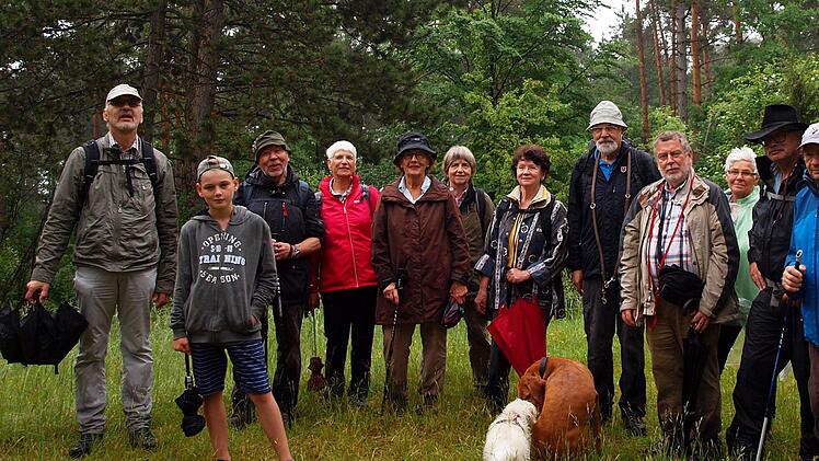 Die Wandergruppe trotzt dem Regen.Foto: Hans-Jürgen Neumann