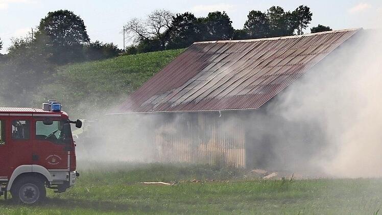 Stroh war in der brennenden Scheune gelagert. Foto: Klaus Schmitt